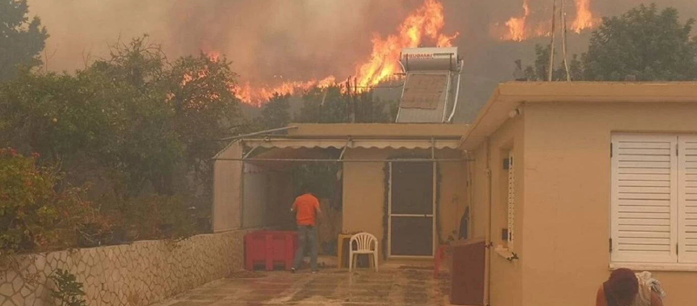 Καίγονται σπίτια στο Κερί - Δεν πετούν τα αεροσκάφη λόγω των ανέμων